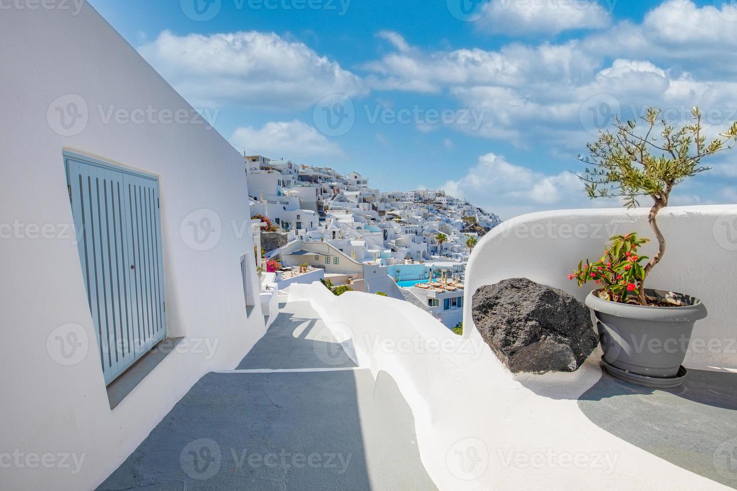 via della caldera di architettura bianca sull'isola di santorini, in grecia. bellissimo paesaggio estivo, vista mare. foto