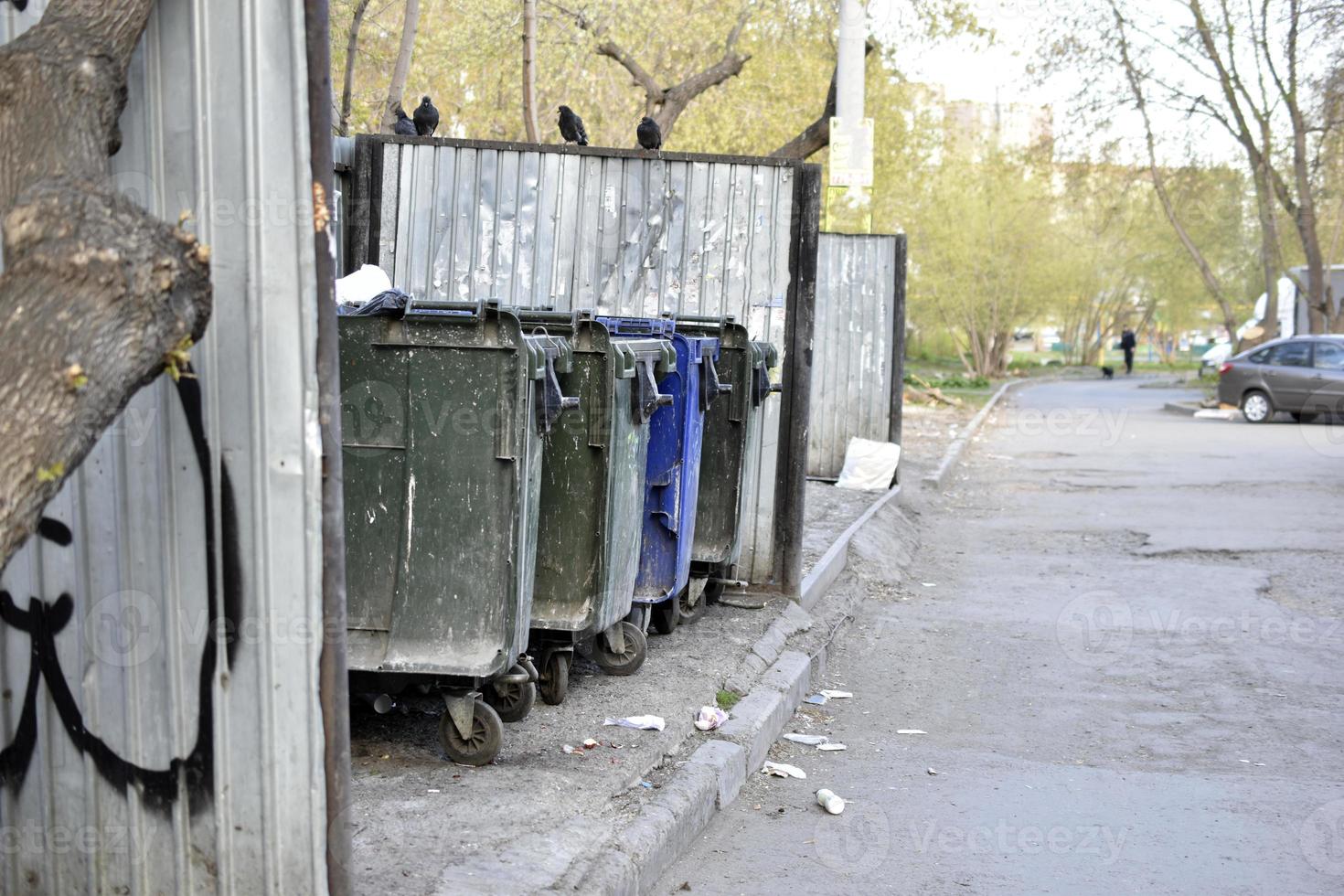 sacchi della spazzatura neri dopo la pulizia delle strade foto