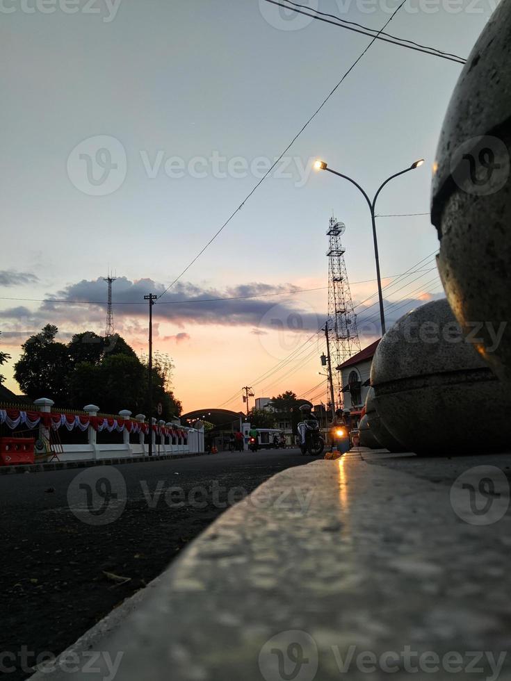 tramonto ai margini della città foto