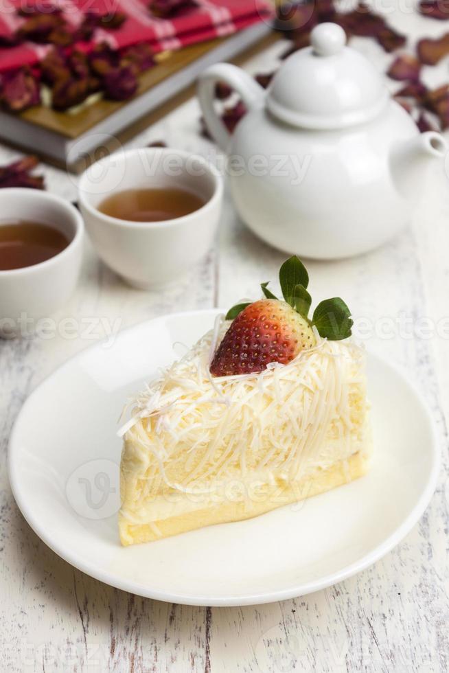 torte al burro fresco e fragole servite con tè caldo. ti fa sentire rinfrescato nella pasticceria pomeridiana foto