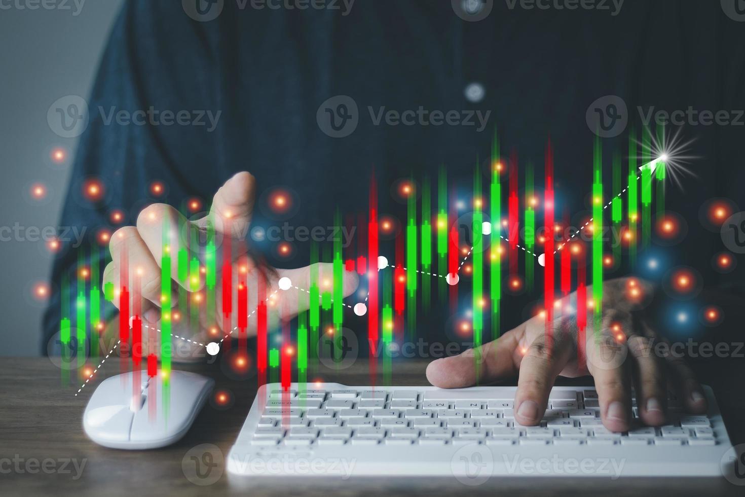 concetto di tecnologia finanziaria e di investimento, mano d'uomo che utilizza il computer per analizzare grafici e grafici delle attività digitali del mercato azionario oro e petrolio per essere in linea con la volatilità dell'economia mondiale foto