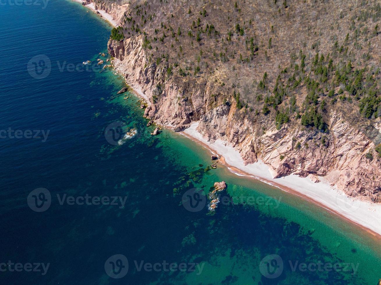 il fondale oceanico multicolore visto dall'isola di Cape Breton foto