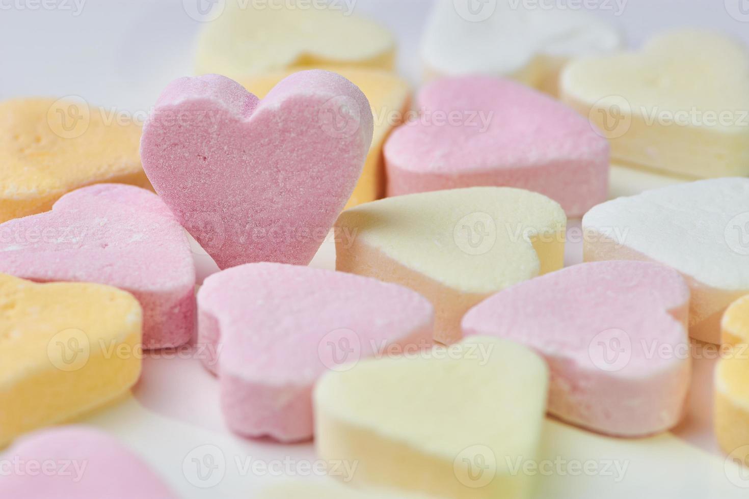 cuori di caramelle su sfondo bianco foto