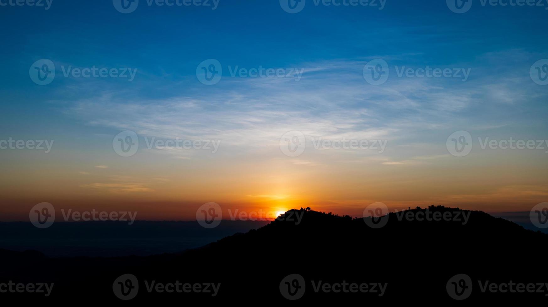 bellissimo paesaggio di alba sulla montagna della Thailandia. alba del cielo dorato e blu al mattino. foto