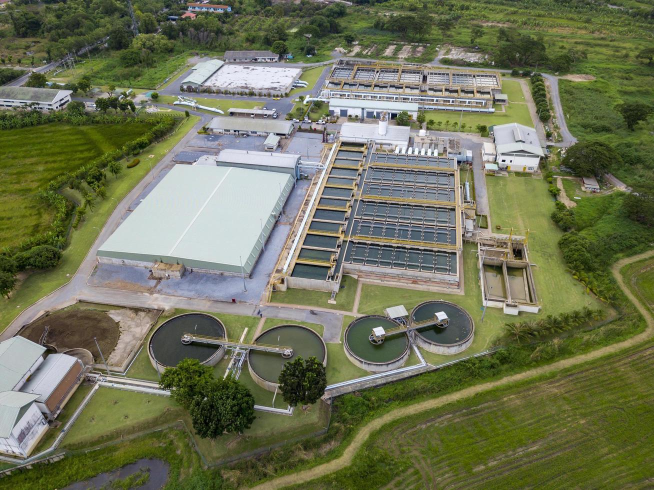 vista aerea del serbatoio circolare di trattamento delle acque per la pulizia e il riciclaggio delle acque reflue contaminate dalla zona industriale foto