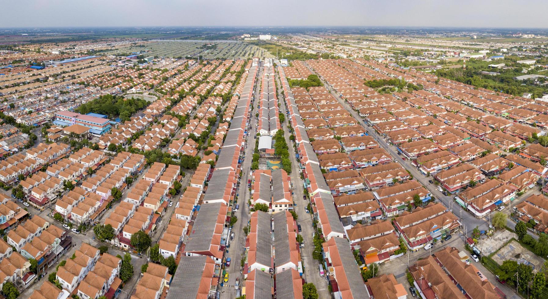 ripresa aerea del drone di un'area periferica circondata da un villaggio ad alta densità in una città sovrappopolata per il concetto di proprietà abitativa e immobiliare foto