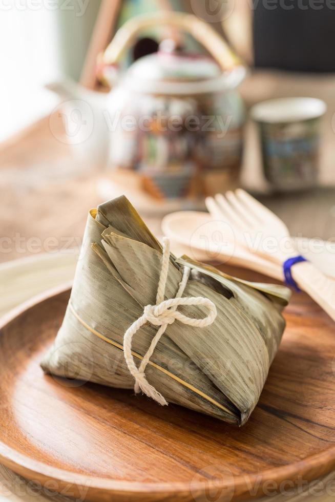 zongzi o gnocchi di riso appiccicoso con tè foto