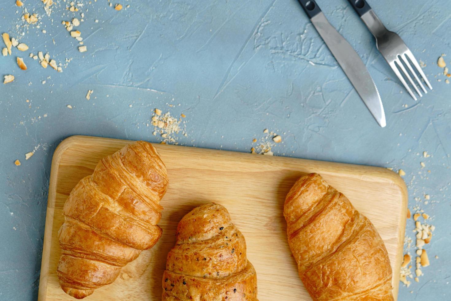 croissant appena sfornati sulla banda nera. croissant e pasticcini francesi e americani sono apprezzati in tutto il mondo. foto