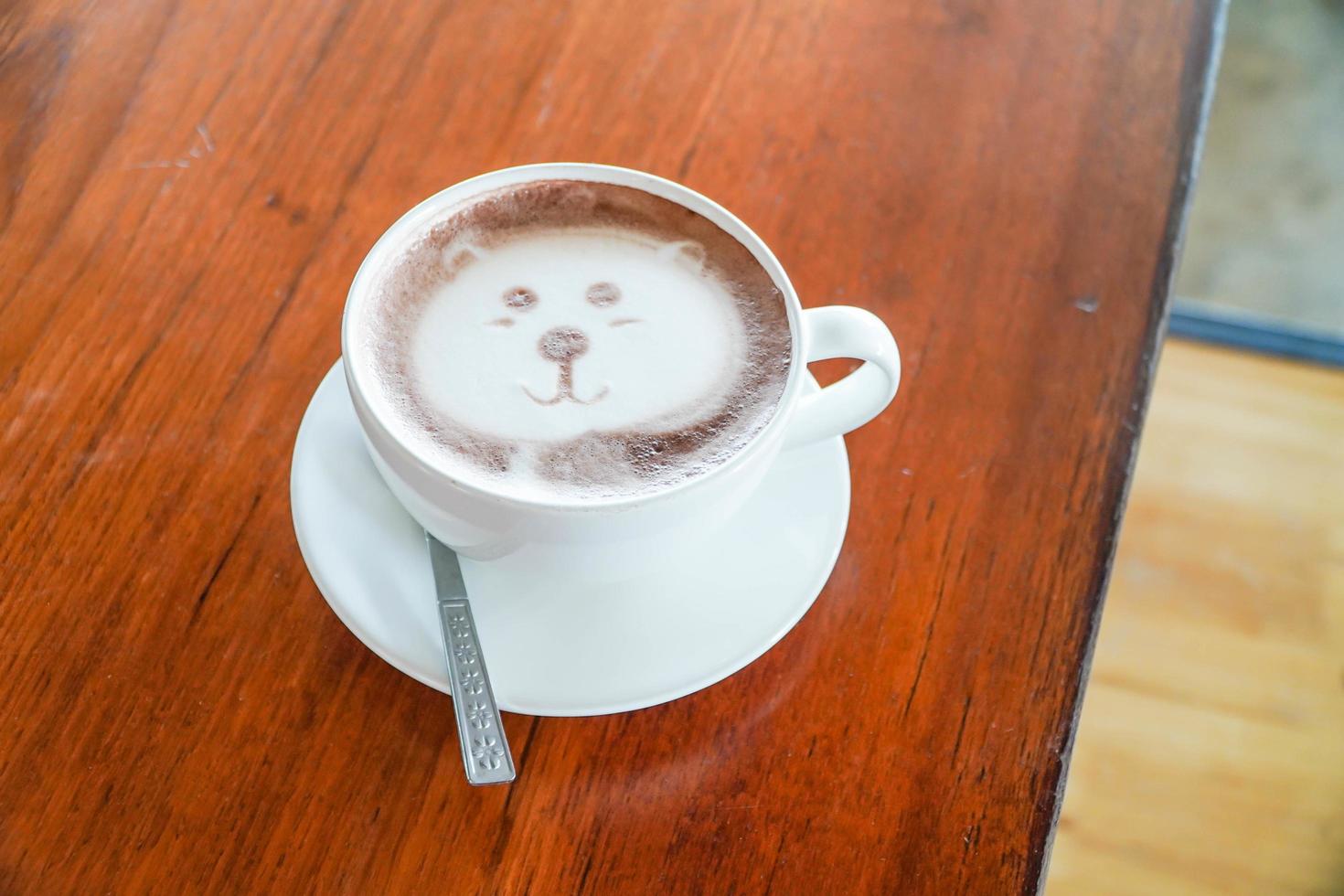 latte art a forma di orso su un tavolino da caffè su un tavolo di legno. foto