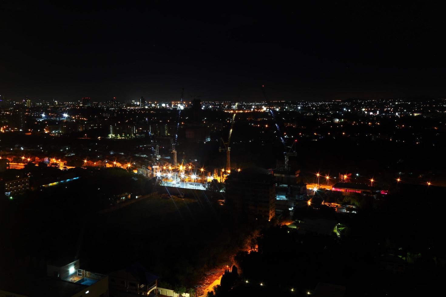 luce della città di notte dalla vista dall'alto. foto
