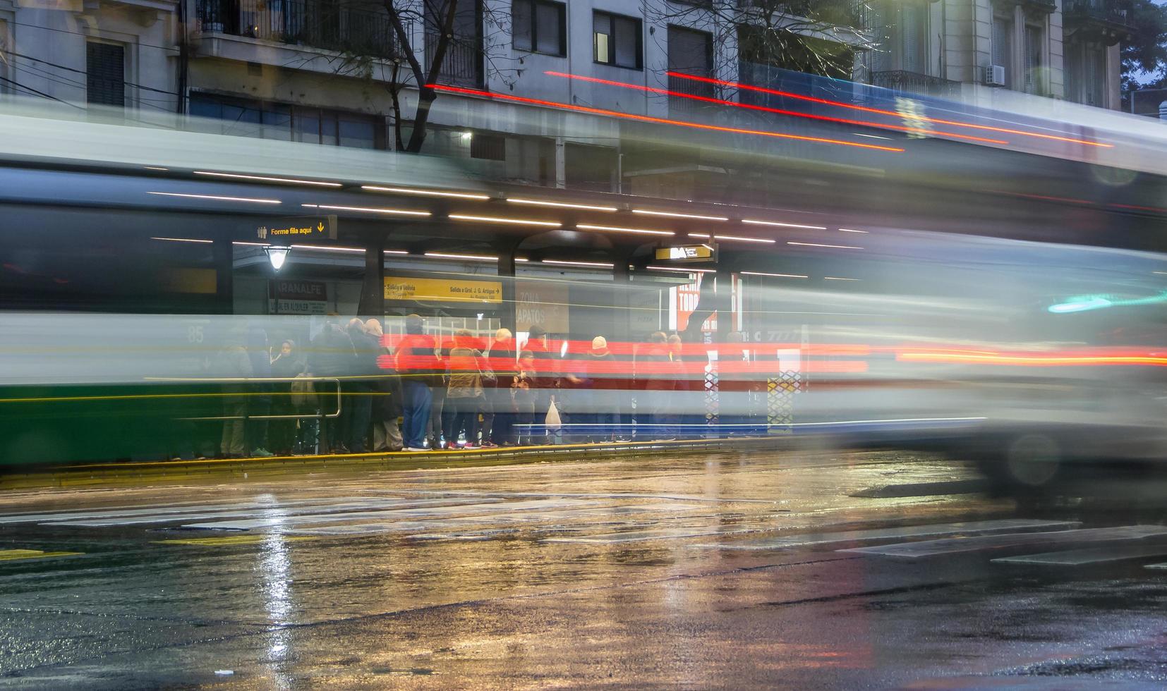 Buenos Aires, Argentina. 2019. lunga esposizione di trasporto pubblico, strada bagnata e ora blu foto