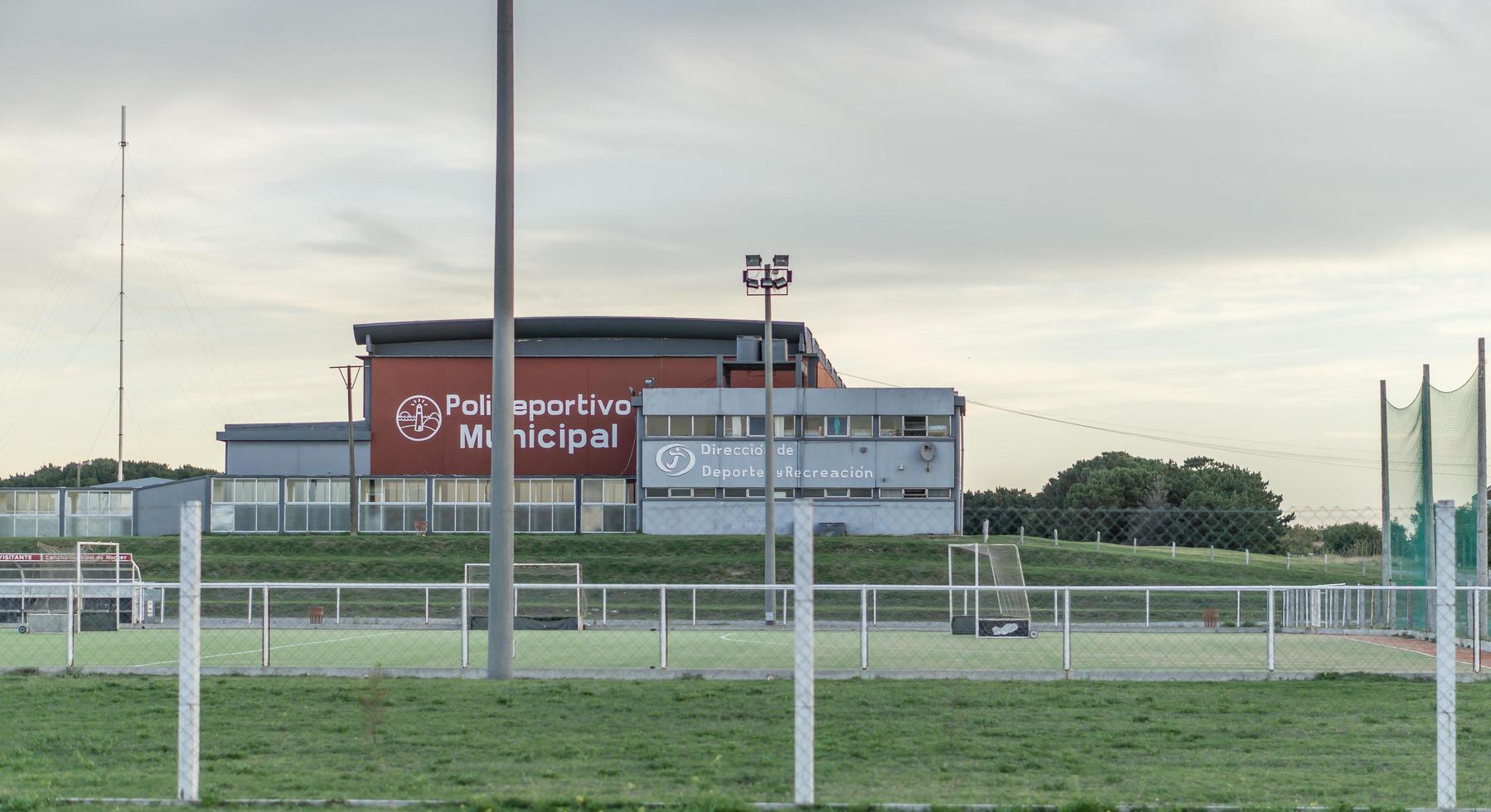 Buenos Aires, Argentina. 2021. polideportivo municipal de necochea, con campo da hockey foto