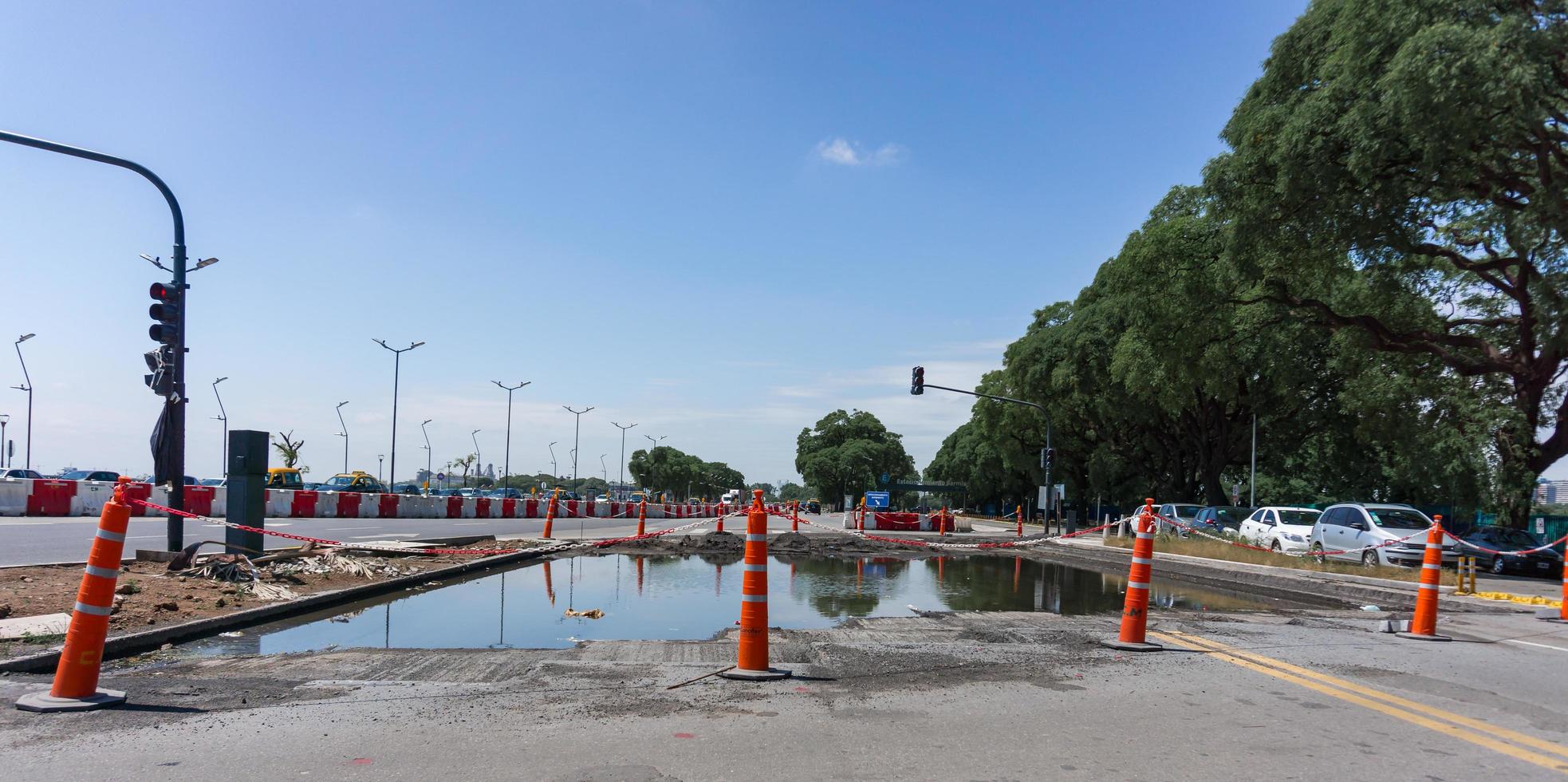 Buenos Aires, Argentina. 2019. grande macchia d'acqua sull'asfalto foto