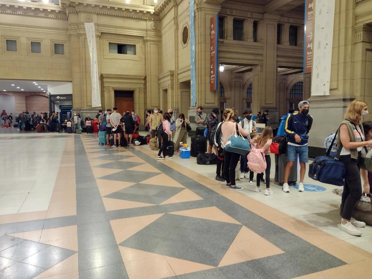 Buenos Aires, Argentina. 2022. linea di attesa per i treni in retiro foto