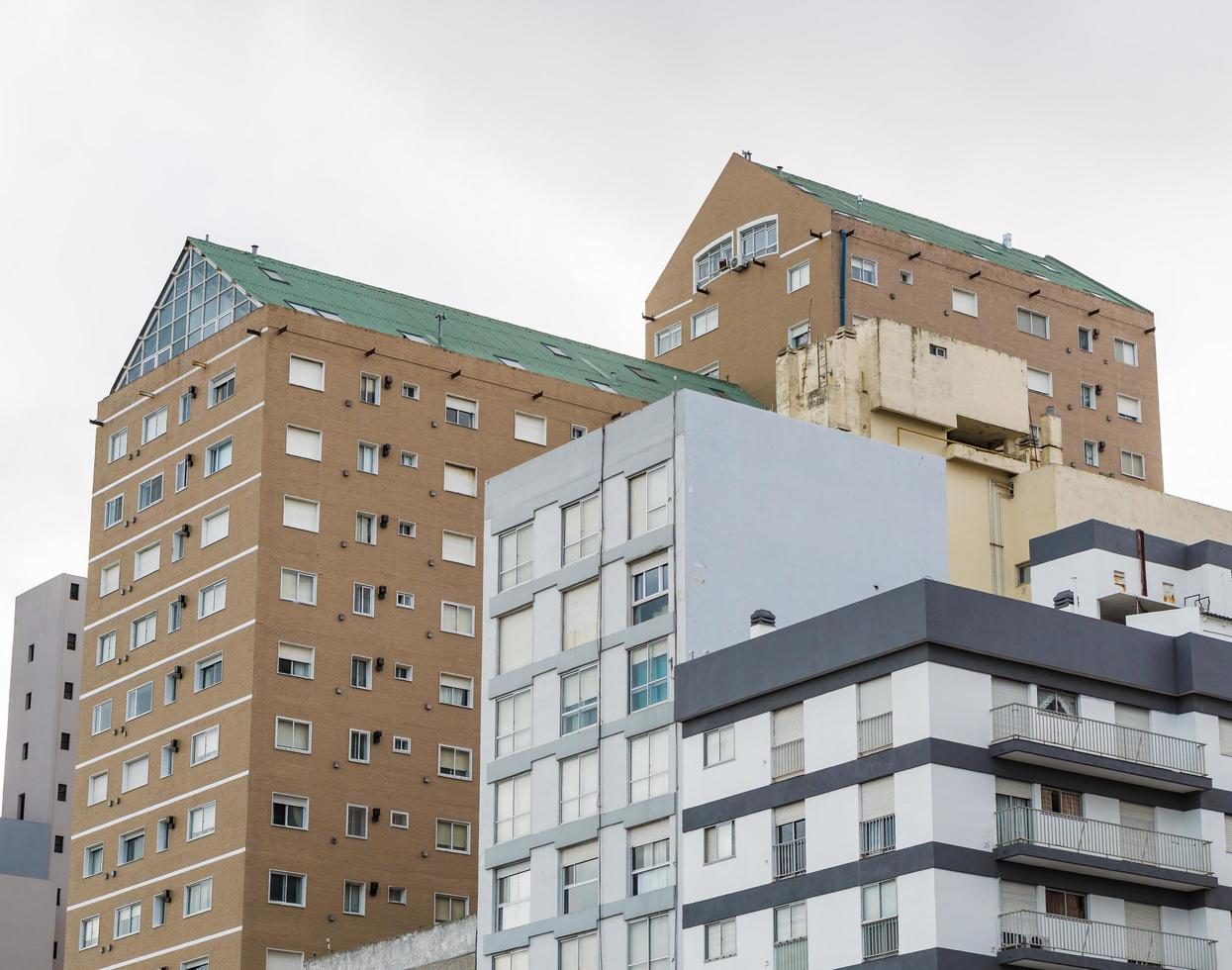 edifici di appartamenti di fronte alla spiaggia di necochea foto