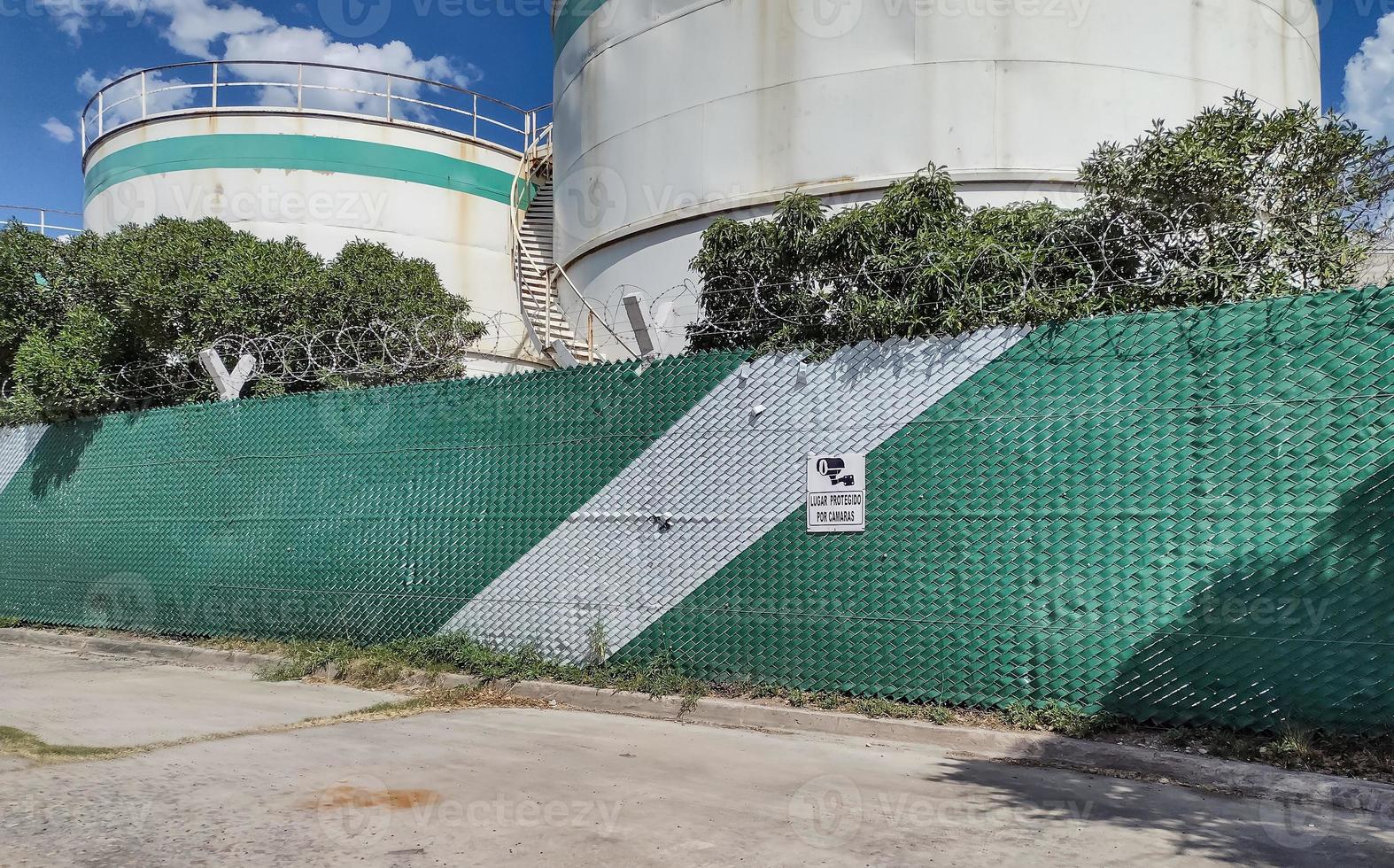 silos privati con avviso di sicurezza foto