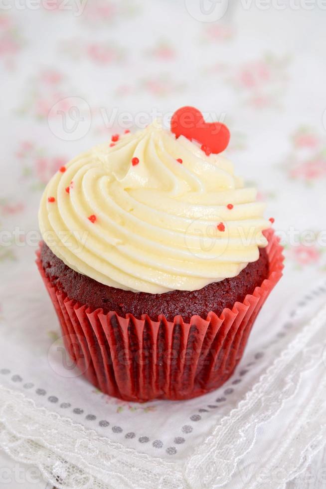 cupcakes di velluto rosso con cuore rosso in cima foto