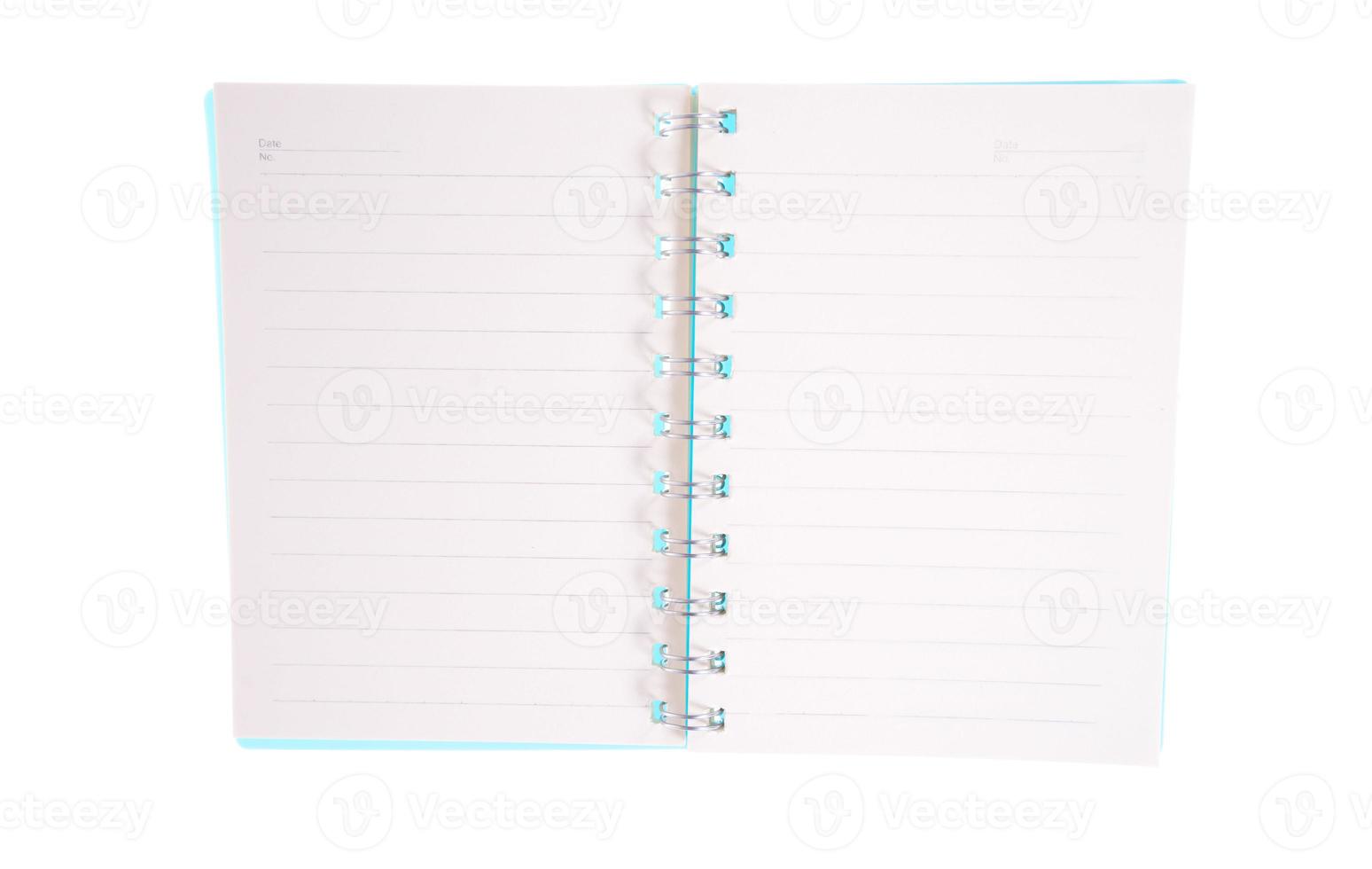 fogli di quaderno aperto in bianco a righe isolati su sfondo bianco foto