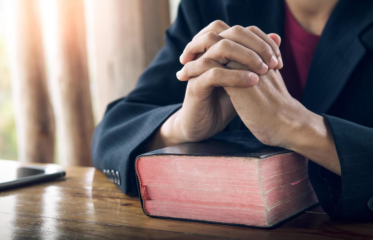 uomo cristiano che prega con la Bibbia, prega e adora il concetto. foto