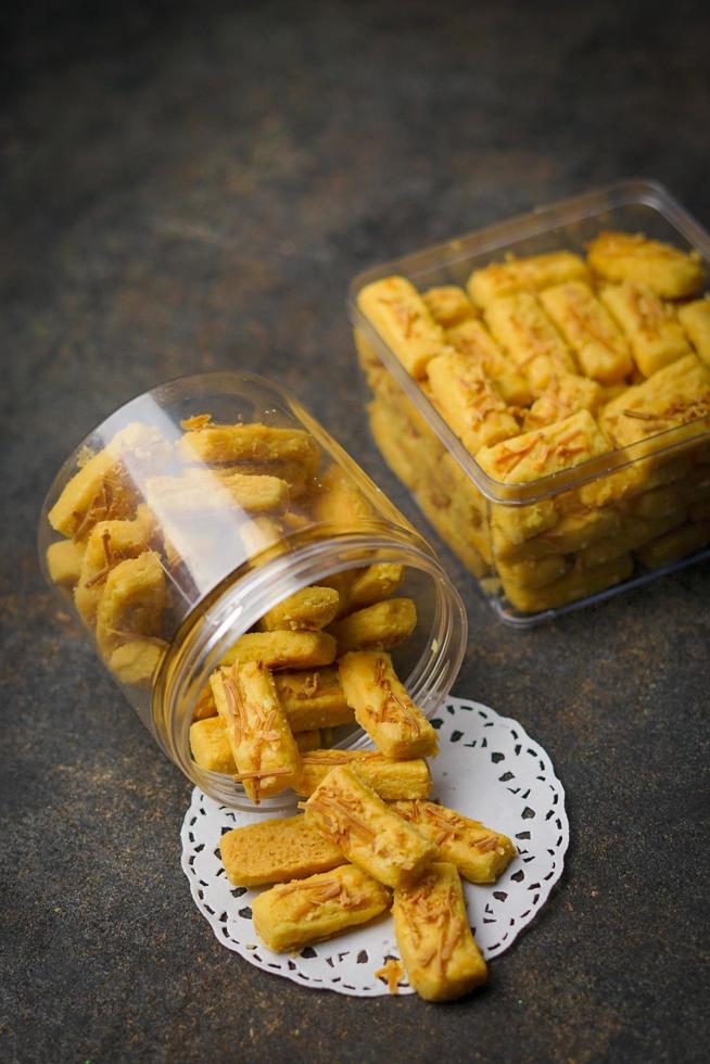 biscotti kaastengel croccanti. biscotti indonesiani di influenza olandese, tipicamente serviti durante l'hari raya eid fitri. immagine di messa a fuoco selettiva su sfondo nero foto