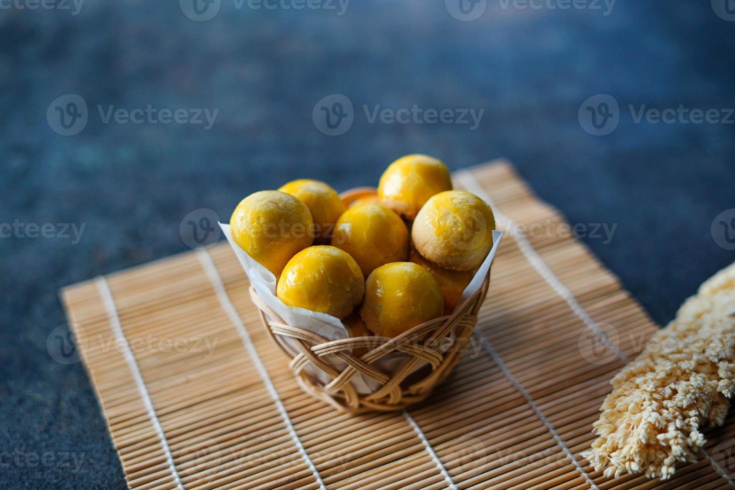 nastar è un dolce tipico indonesiano a base di farina di frumento ripieno di marmellata di ananas foto