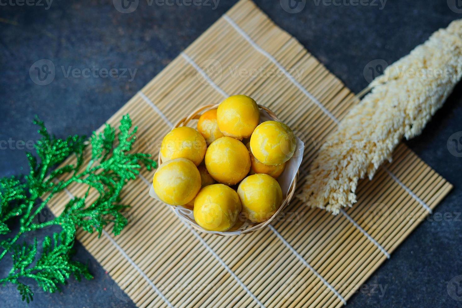 nastar è un dolce tipico indonesiano a base di farina di frumento ripieno di marmellata di ananas foto