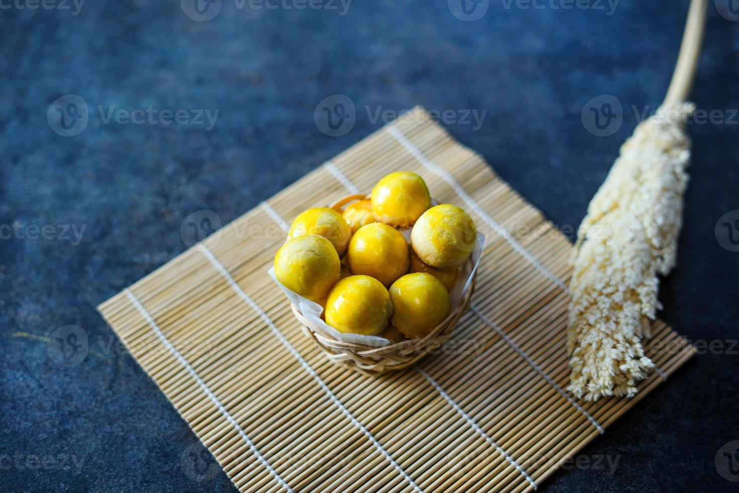 nastar è un dolce tipico indonesiano a base di farina di frumento ripieno di marmellata di ananas foto