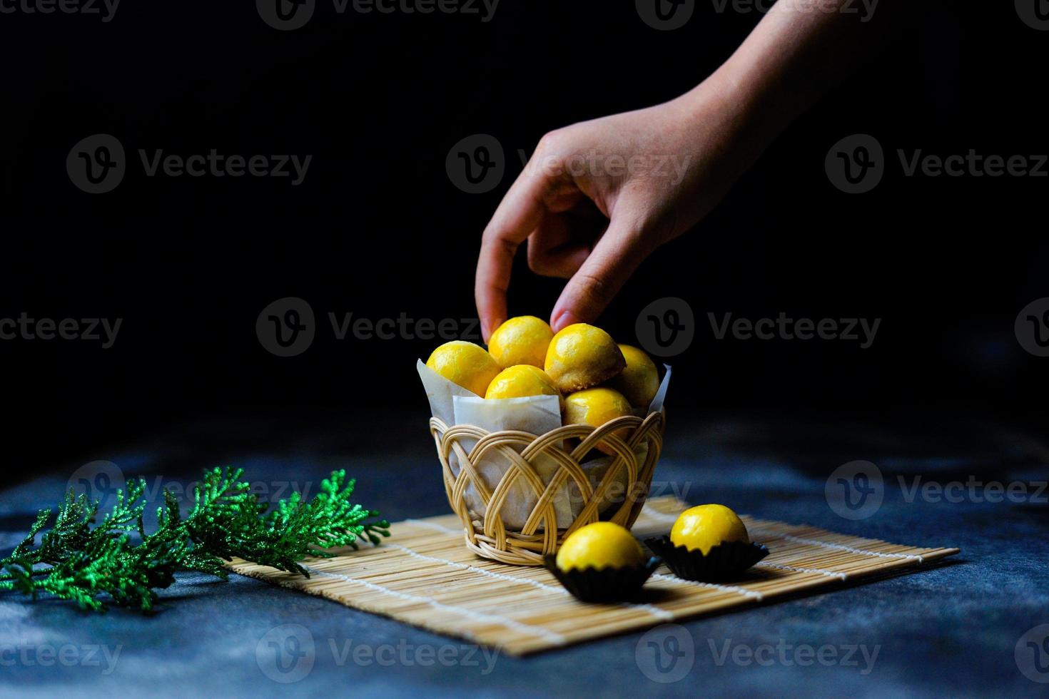 nastar è un dolce tipico indonesiano a base di farina di frumento ripieno di marmellata di ananas foto