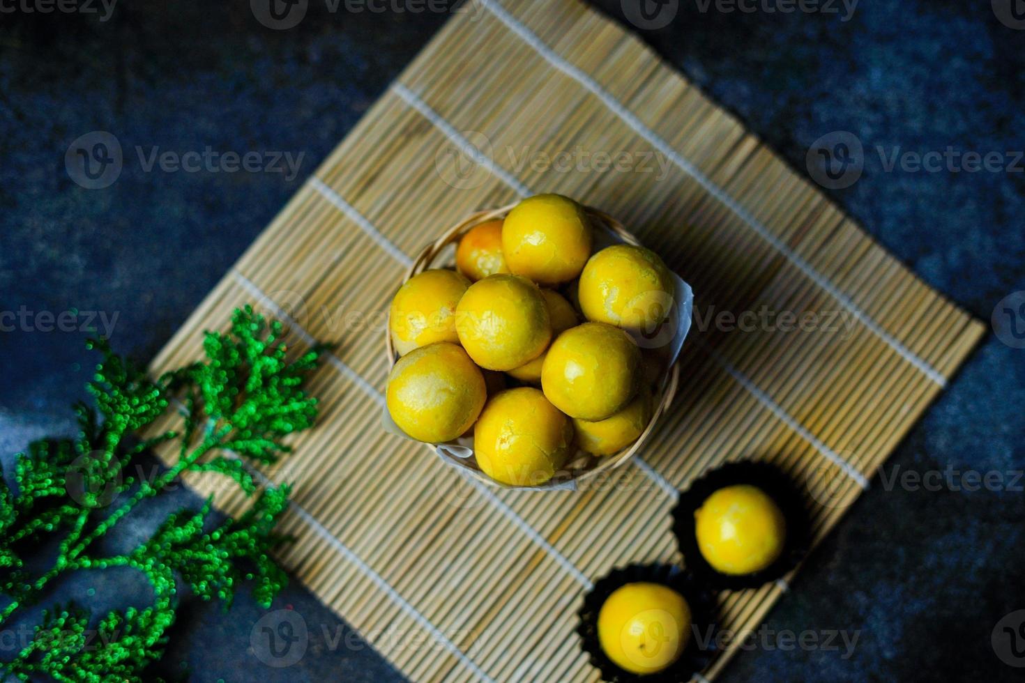 nastar è un dolce tipico indonesiano a base di farina di frumento ripieno di marmellata di ananas foto