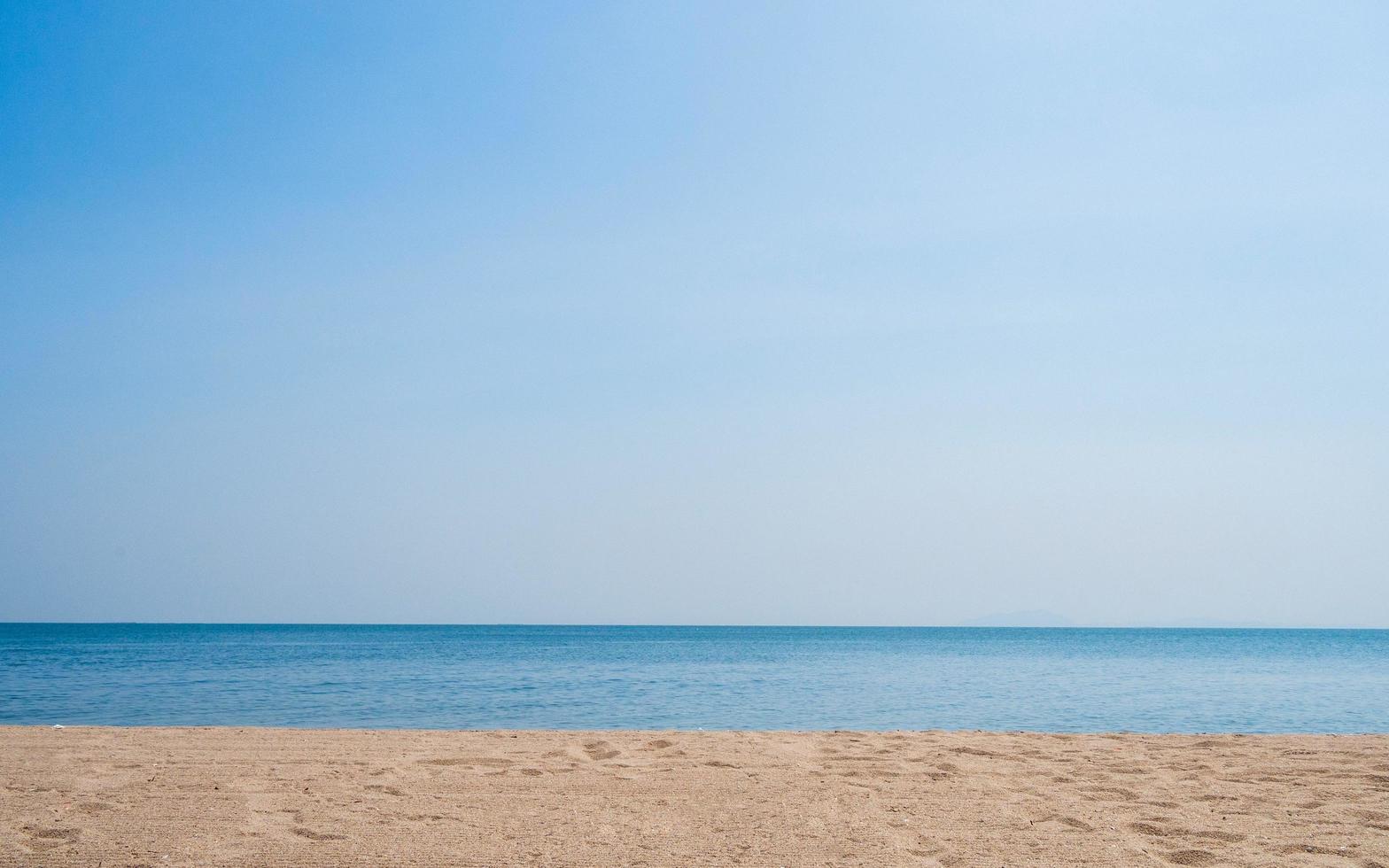 panoramica vista frontale paesaggio mare blu spiaggia blu sfondo marrone mattina giorno sguardo calmo estate natura mare tropicale mare bellissimo acqua viaggio bangsaen spiaggia Thailandia orientale chonburi orizzonte esotico. foto