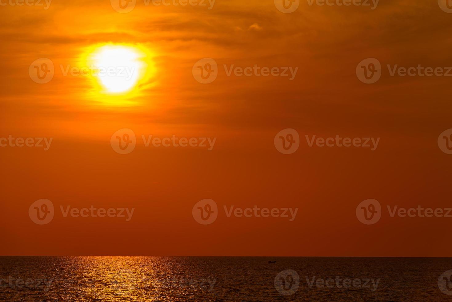 paesaggio del tramonto con alla spiaggia di nai yang, provincia di phuket, tailandia. foto