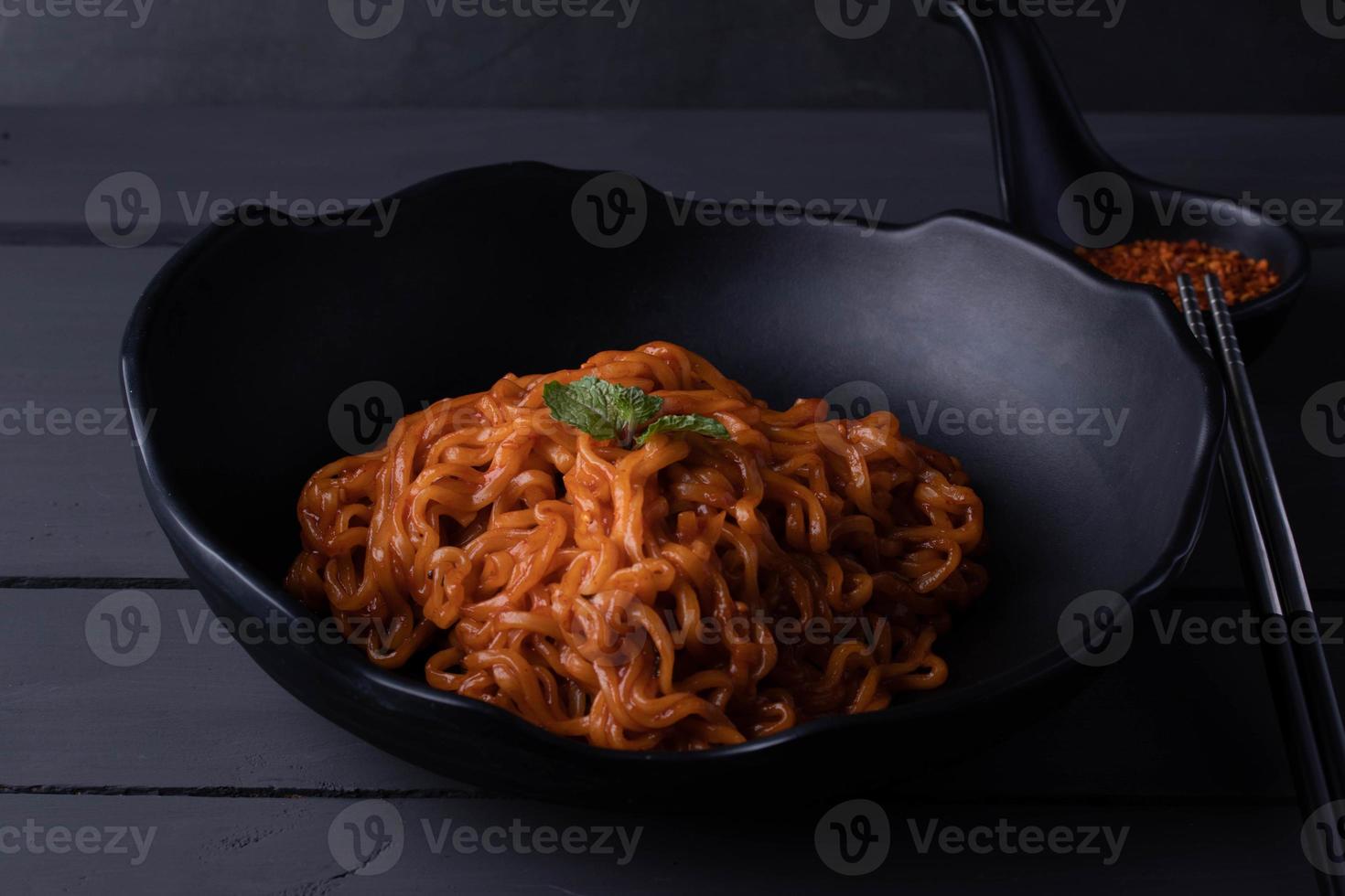 tagliatelle istantanee piccanti coreane in una ciotola nera 8037107 Stock  Photo su Vecteezy