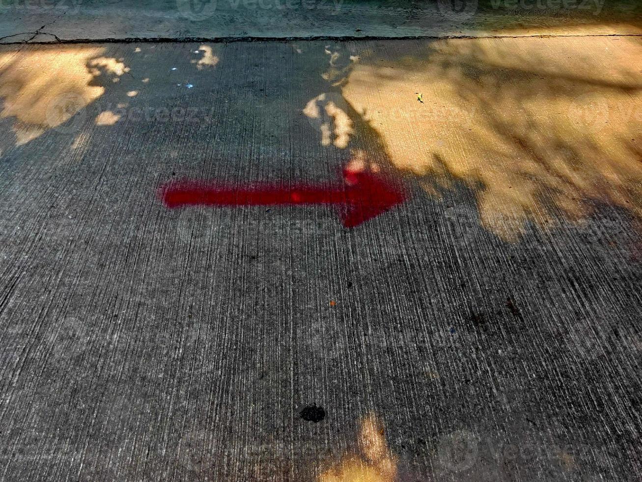 sulla strada c'è una freccia rossa. foto