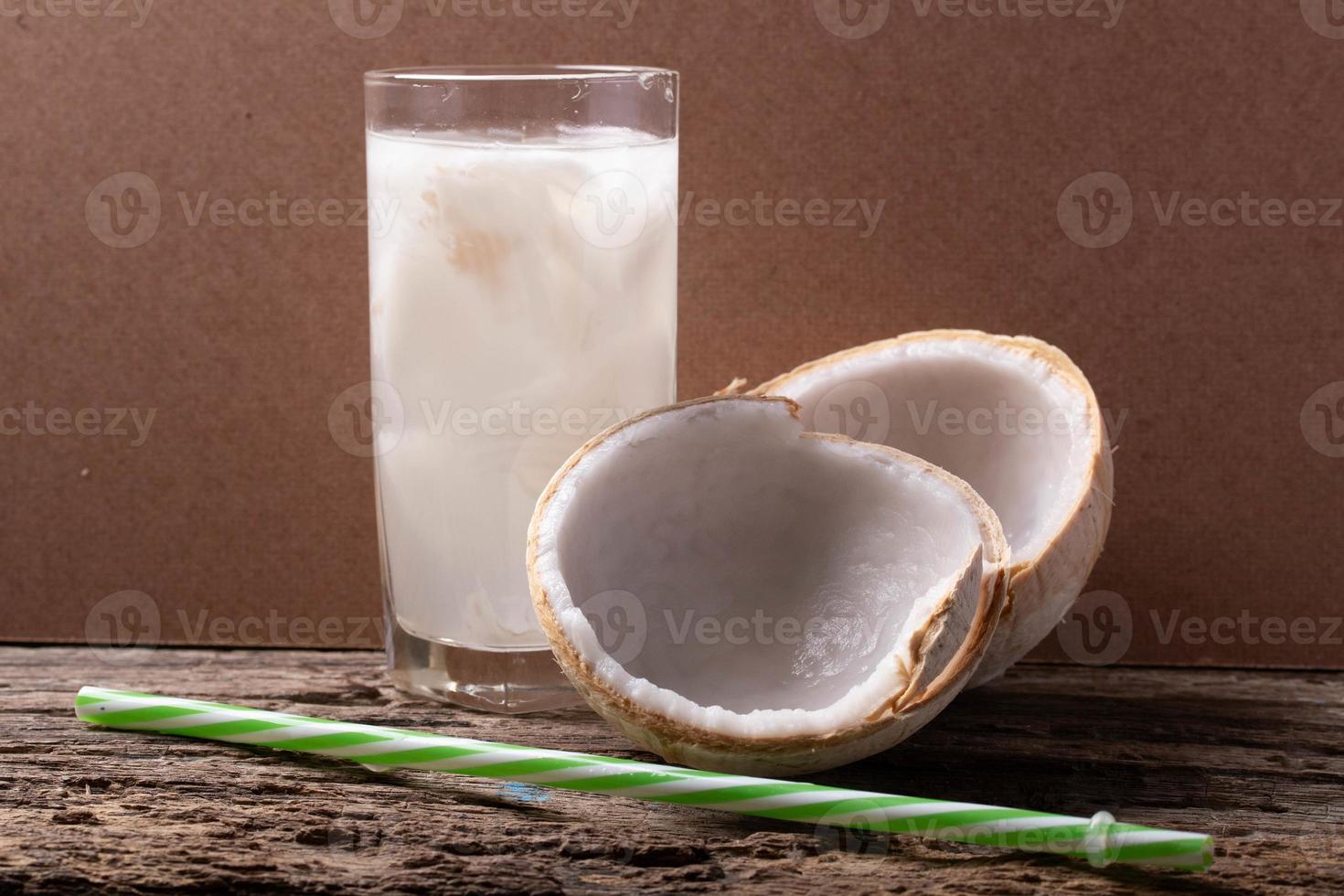 acqua di cocco in un bicchiere e cocco giovane foto