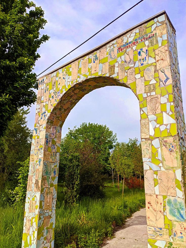 cancello in pietra in un parco. cancello di prua nella natura foto