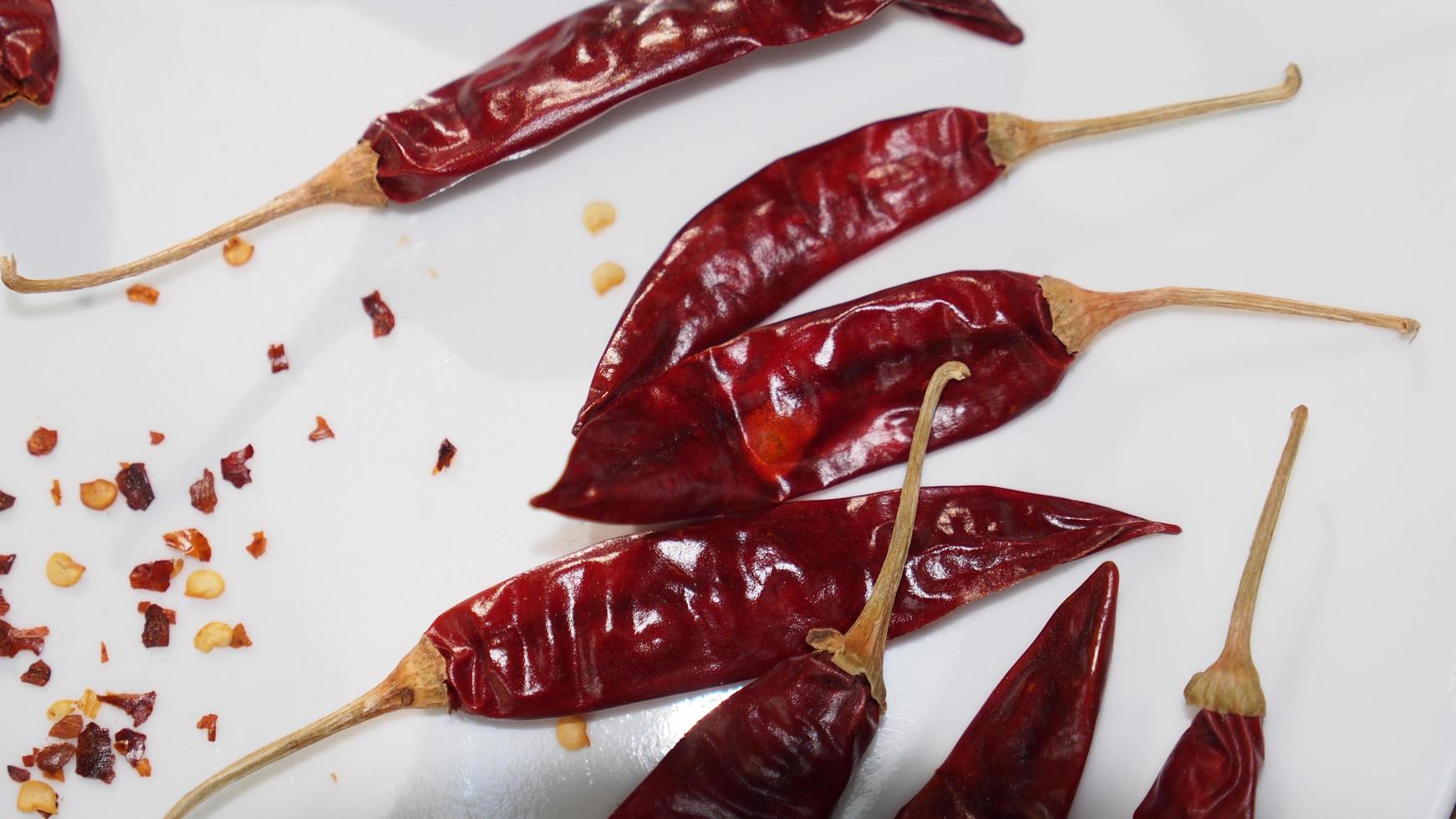 peperoncini rossi, fiocchi di peperoncino mostrati su uno sfondo bianco foto