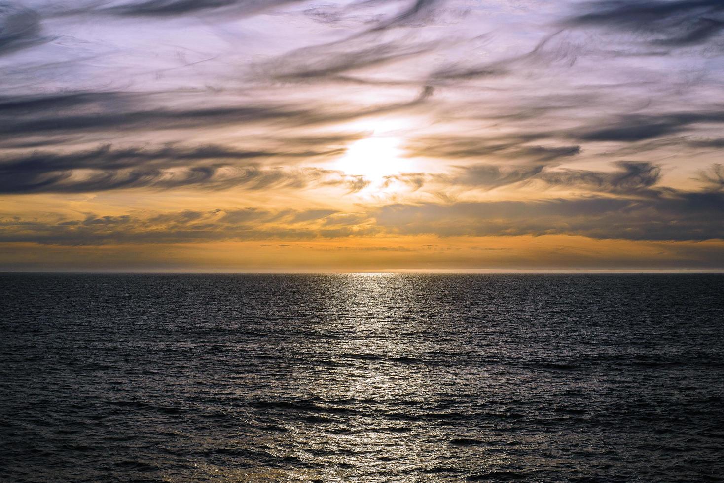 tramonto sull'oceano pacifico della California dell'oro giallo foto