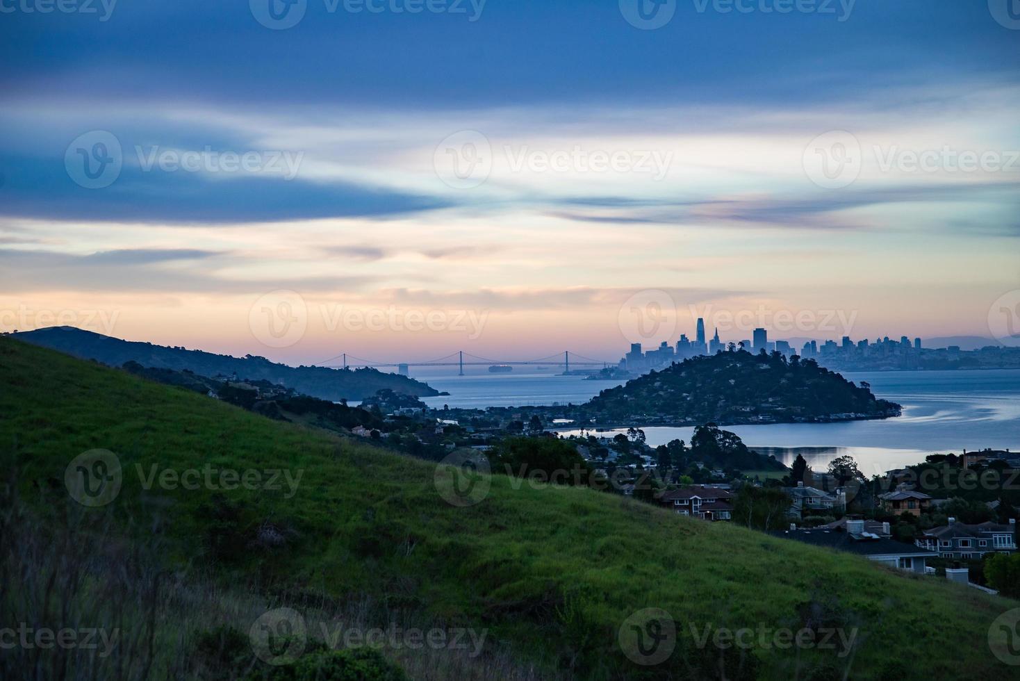 san francisco mattina presto skyline nebbia bay bridge foto