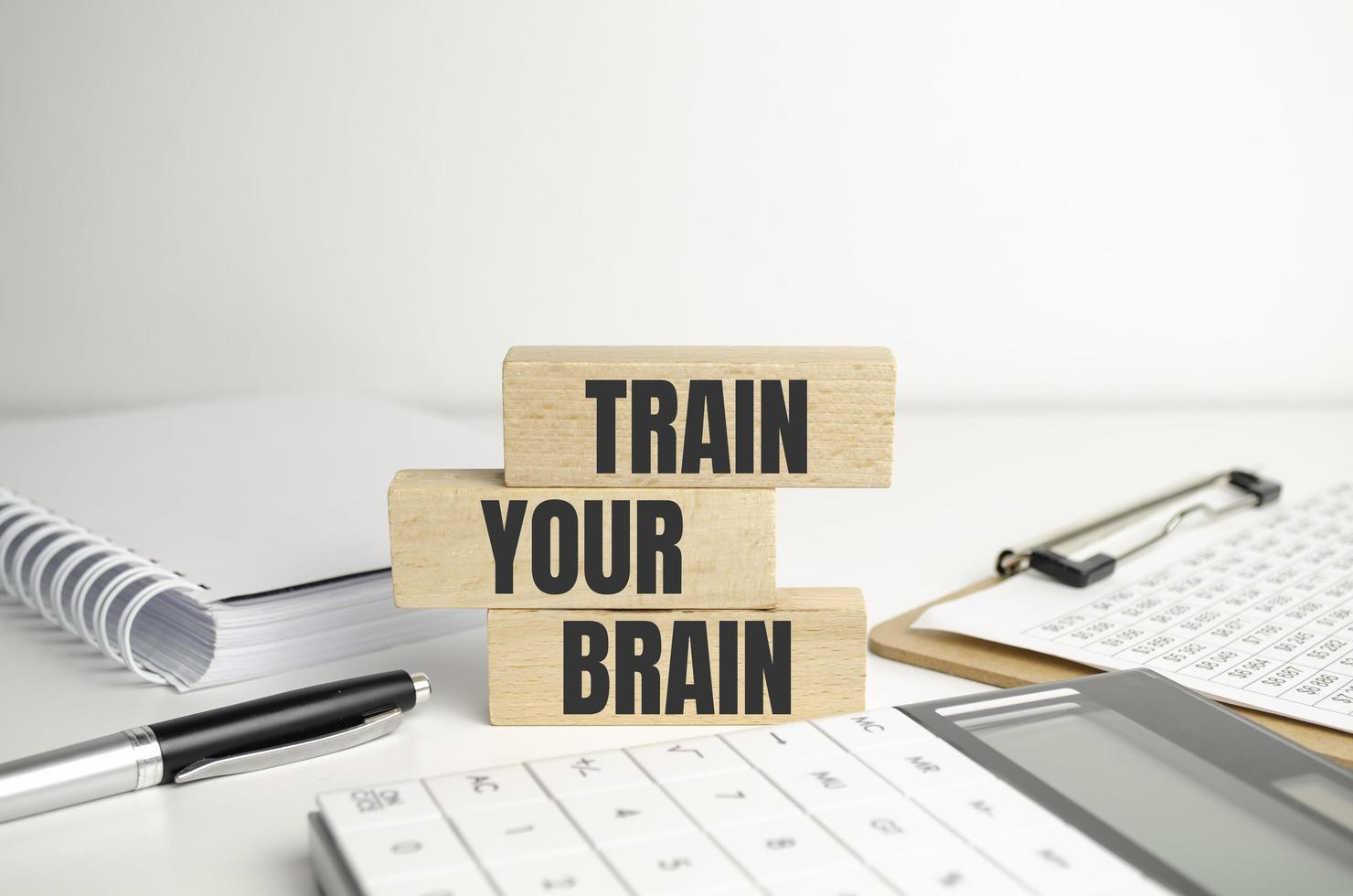 allena il tuo cervello su blocchi di legno e calcolatrice foto