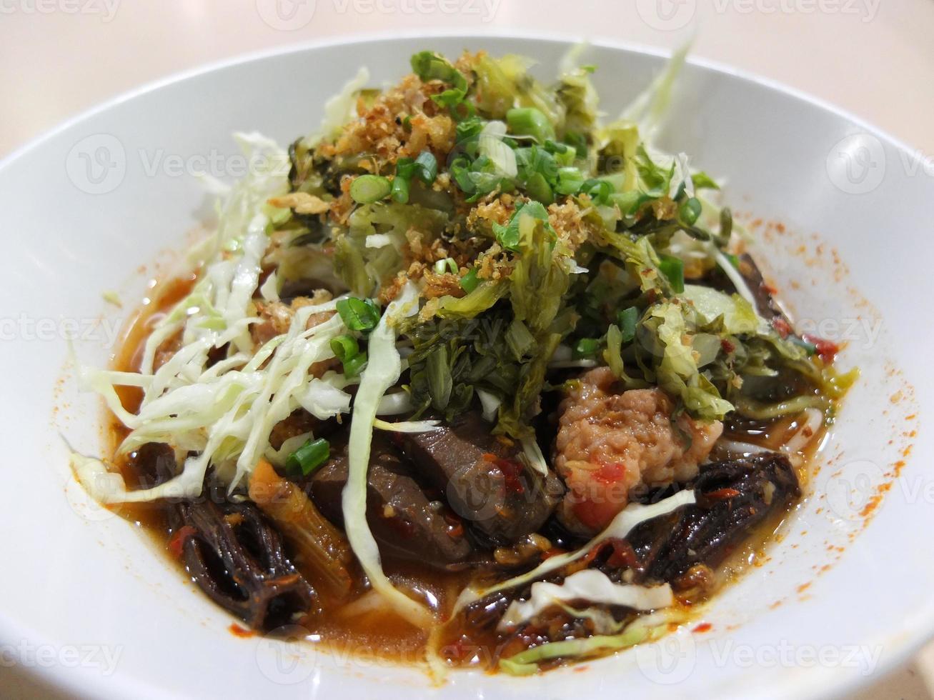 vermicelli tailandesi mangiati con curry e la verdura, tagliatelle tailandesi foto
