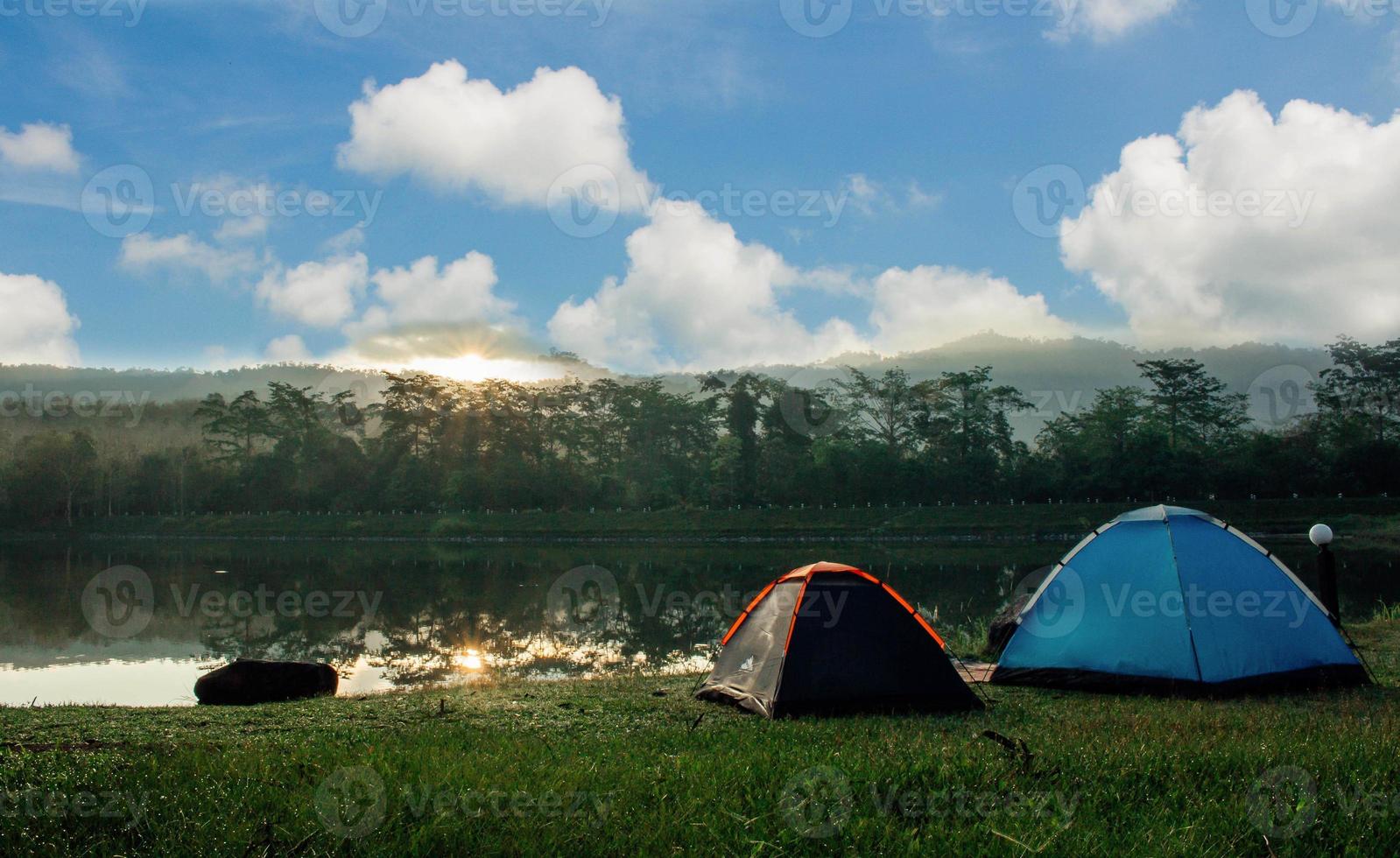 campeggio il fiume campeggio all'aperto. stile di vita glamping. aspri viaggi in campeggio. foto