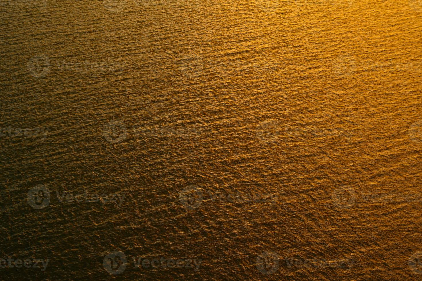 il mare dorato e l'onda prima dell'alba. foto