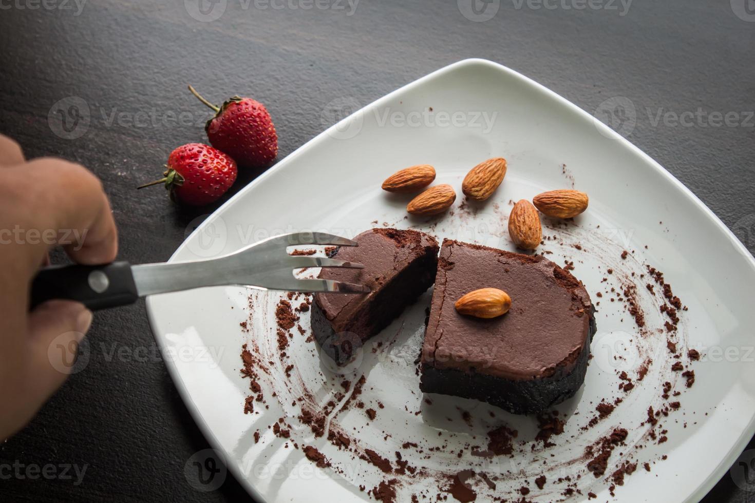 torta al cioccolato dolce su un piatto bianco. foto