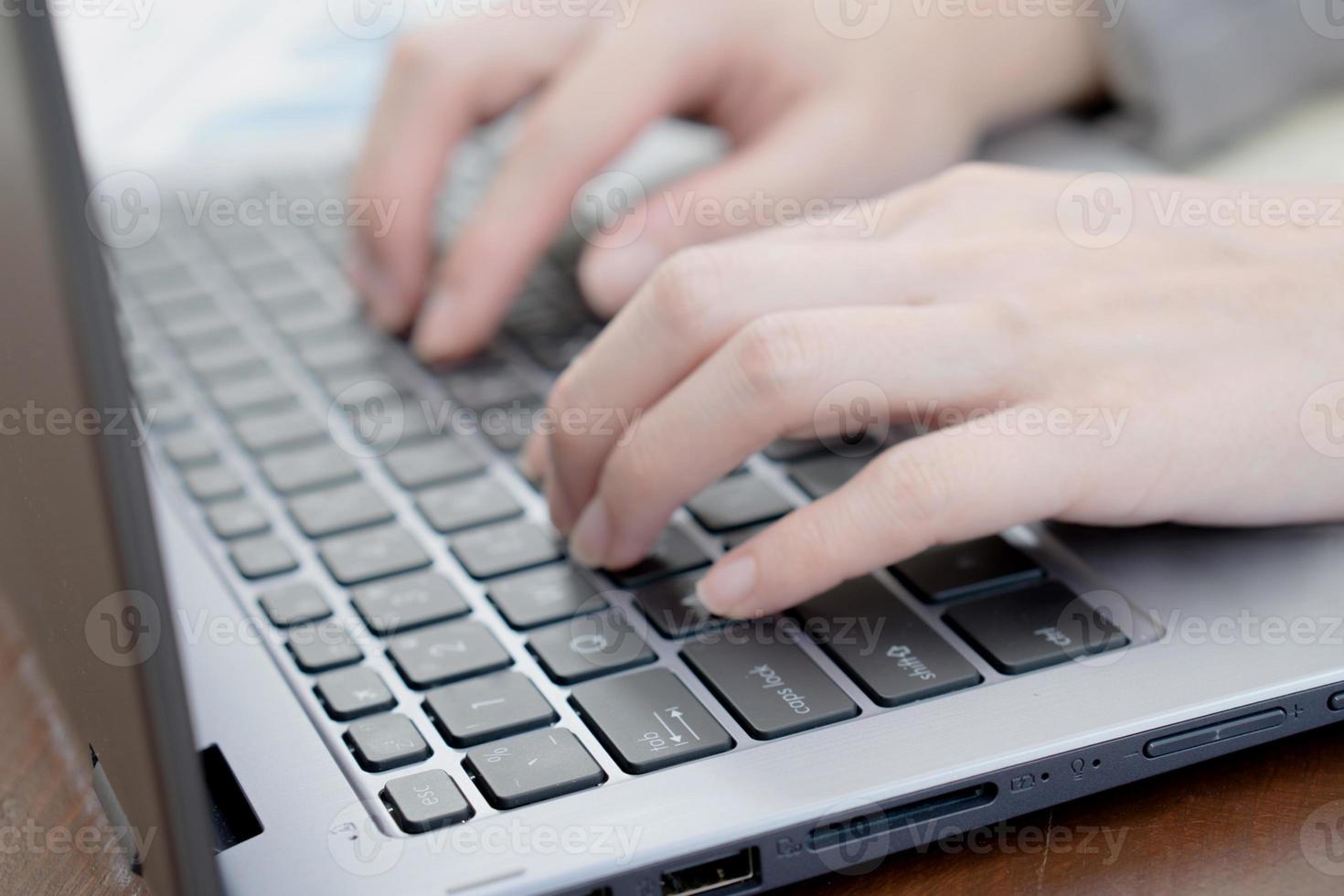 laptop, computer, PC desktop, mano umana, immagine soft focus per ufficio foto