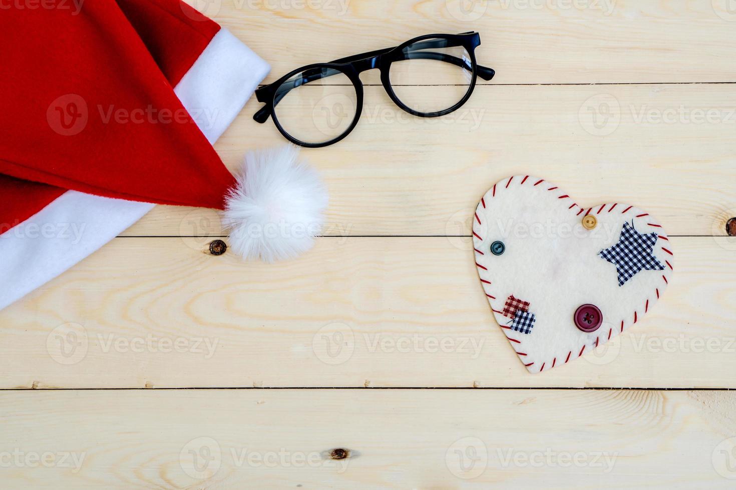 cappello di Babbo Natale dai toni retrò sulla scrivania in legno foto