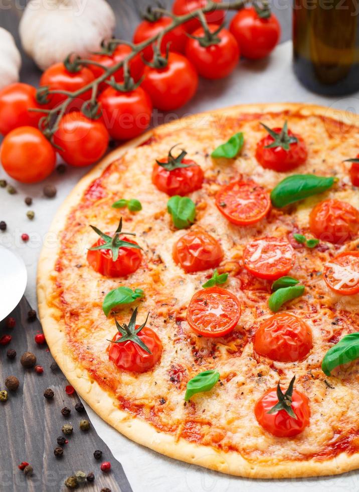 pizza vegetariana con pomodorini foto