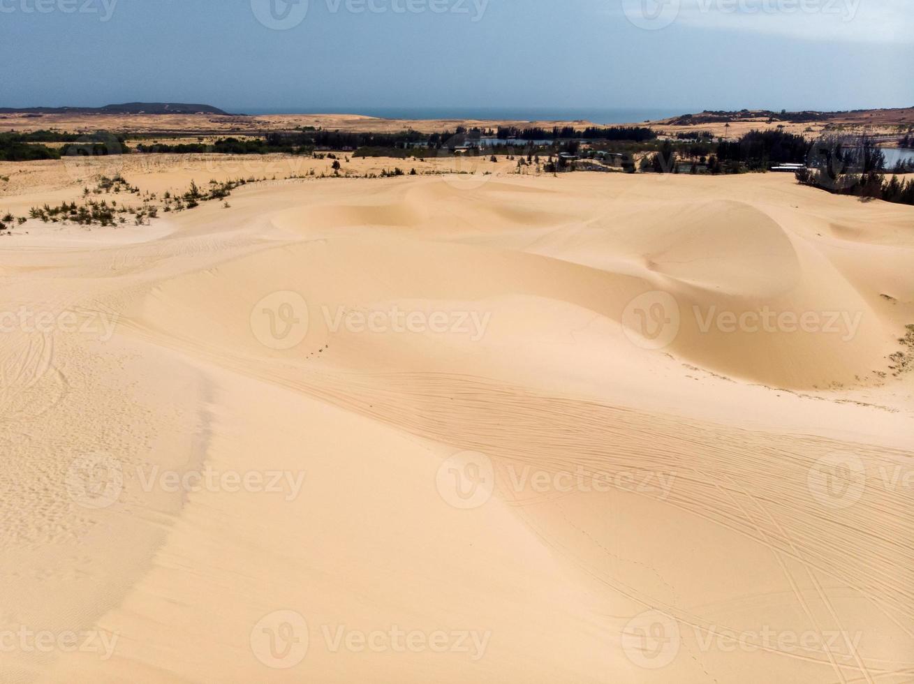 vista aerea delle dune di sabbia tortuose marroni a muine foto