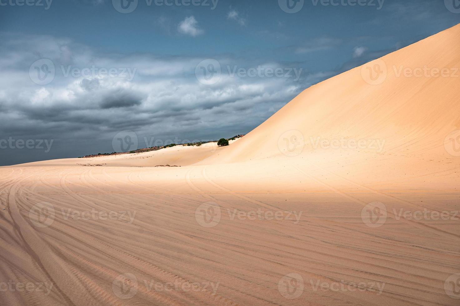 scenario di dune di sabbia nel deserto di muine in vietnam foto