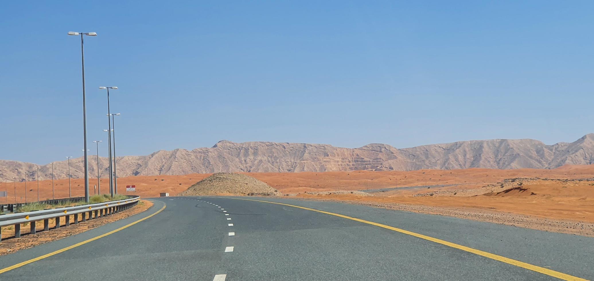 autostrada del deserto a dubai foto