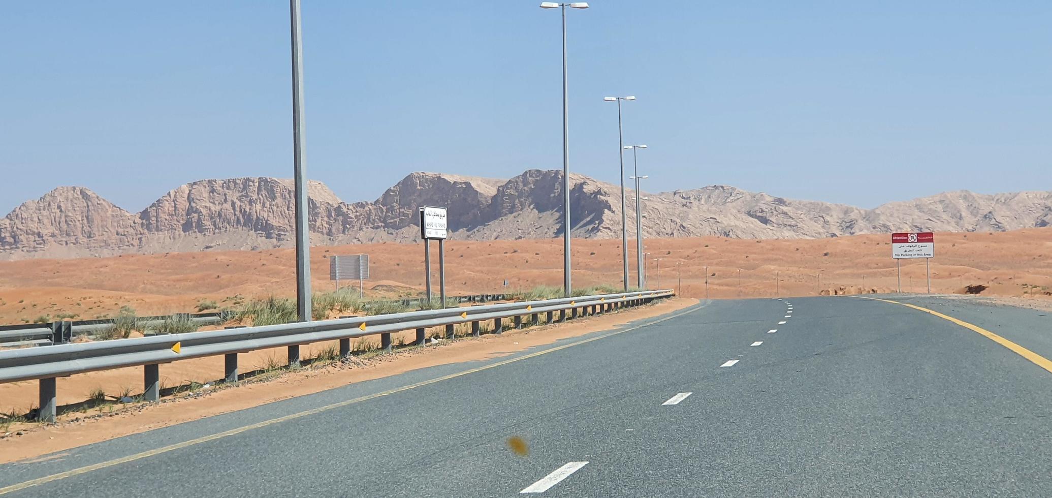autostrada del deserto di Dubai foto